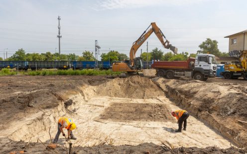 Two installers carrying out excavation works next to the LK7 railway line | Pipelife
